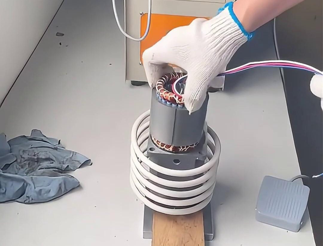 选取高频感应加热技术的热套机用于电机造作和维建领域